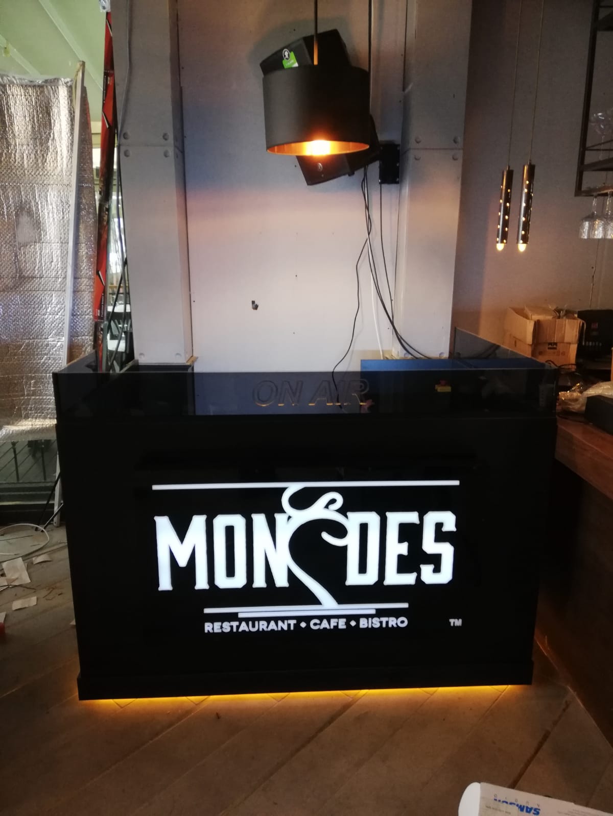 MON DES Bistro DJ Kabini